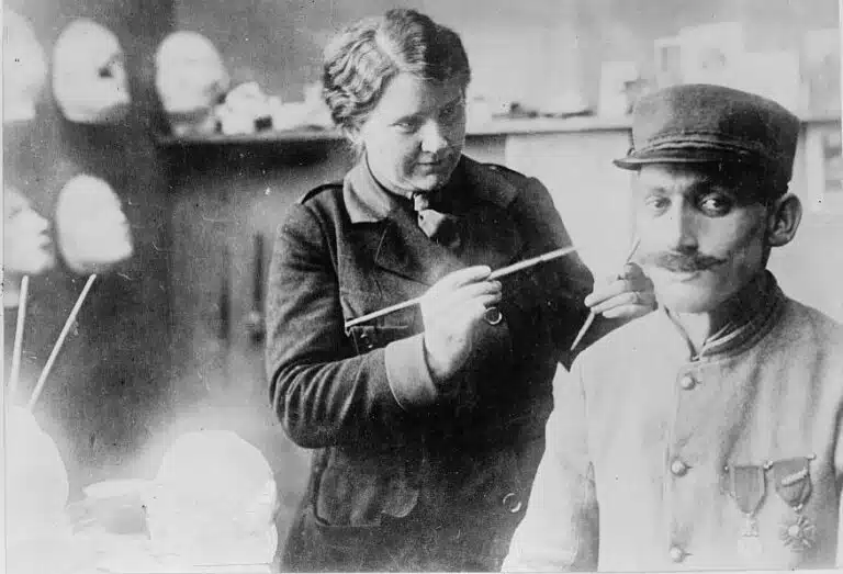 Anna Coleman Ladd et un soldat | Domaine Public