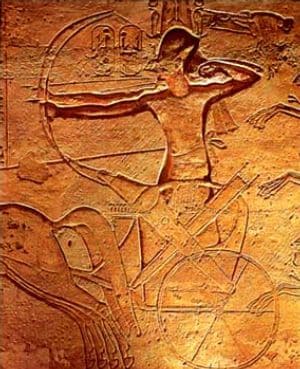 Ramsès le Grand pendant la bataille de Qadesh, avec arc et flèches sur un char. Représentation iconographique sur le temple d'Abou Simbel, Égypte I Domaine public