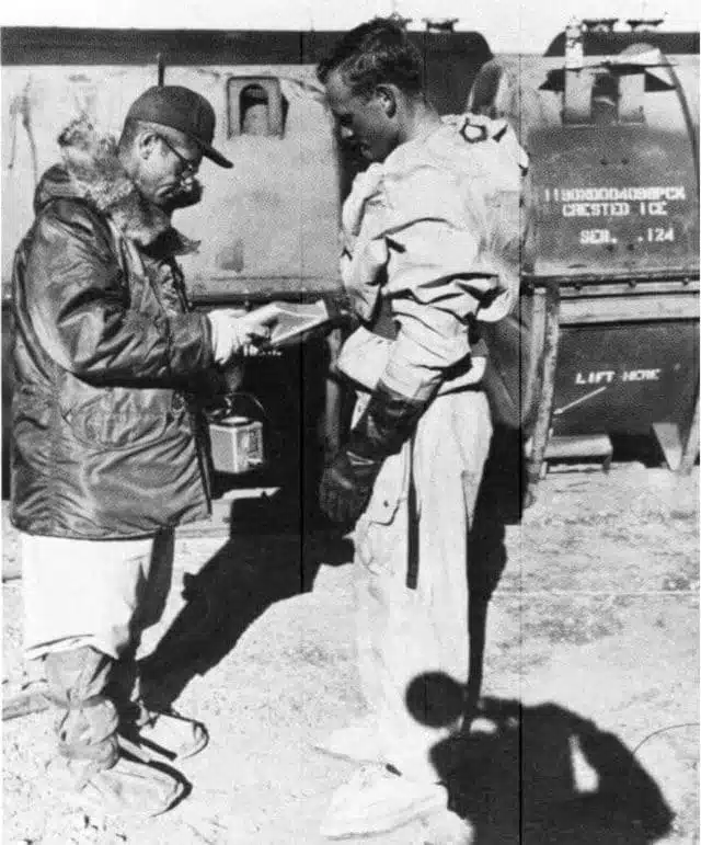 Contrôle des radiations d'un opérateur de pompe lors de l'opération Crested Ice suite à l'accident de Thulé - US Air Force / Domaine public
