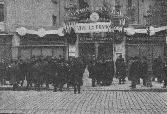 Locaux de la permanence de l'Action française située 26 Place Bellecour dans le 2e arrondissement de Lyon durant les années 1920 - Almanach de l'Action française (Gallica) | Domaine public