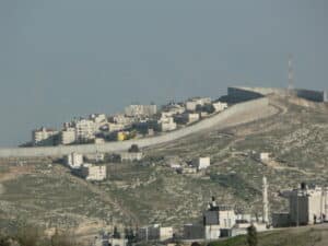 Vue depuis la vieille ville du mur israélien. Haut de huit mètres, il fut construit à partir de 2002 afin de séparer Israël des territoires autonomes palestiniens- W. Robrecht | Creative Commons BY-SA 3.0