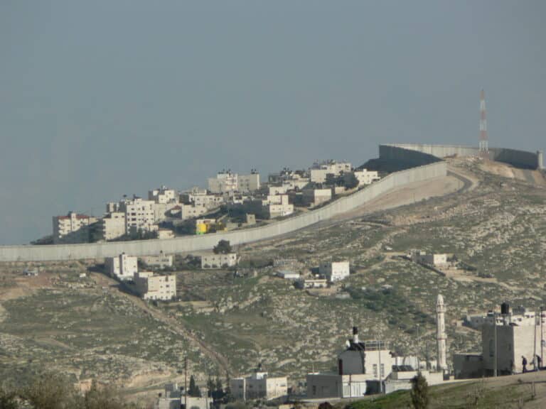 Vue depuis la vieille ville du mur israélien. Haut de huit mètres, il fut construit à partir de 2002 afin de séparer Israël des territoires autonomes palestiniens- W. Robrecht | Creative Commons BY-SA 3.0