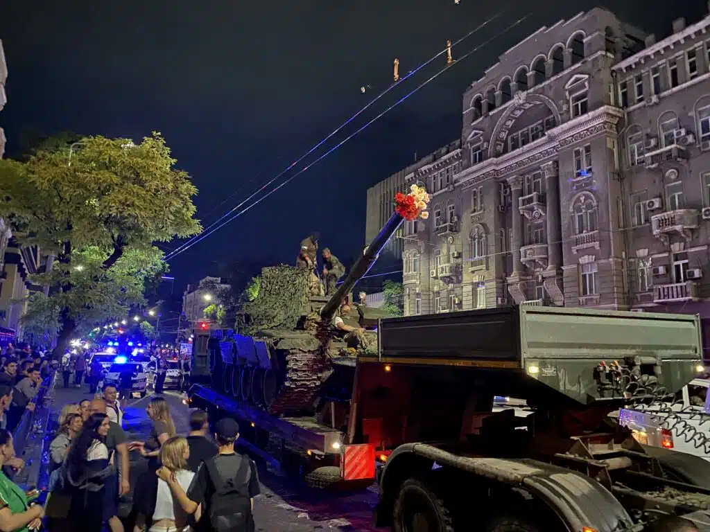 Rébellion de Prigojine, char d'assaut de Rostov avec des fleurs dans la bouche du canon, le 24 juin - Fargoh (pseudo Wikipédia) | Domaine public
