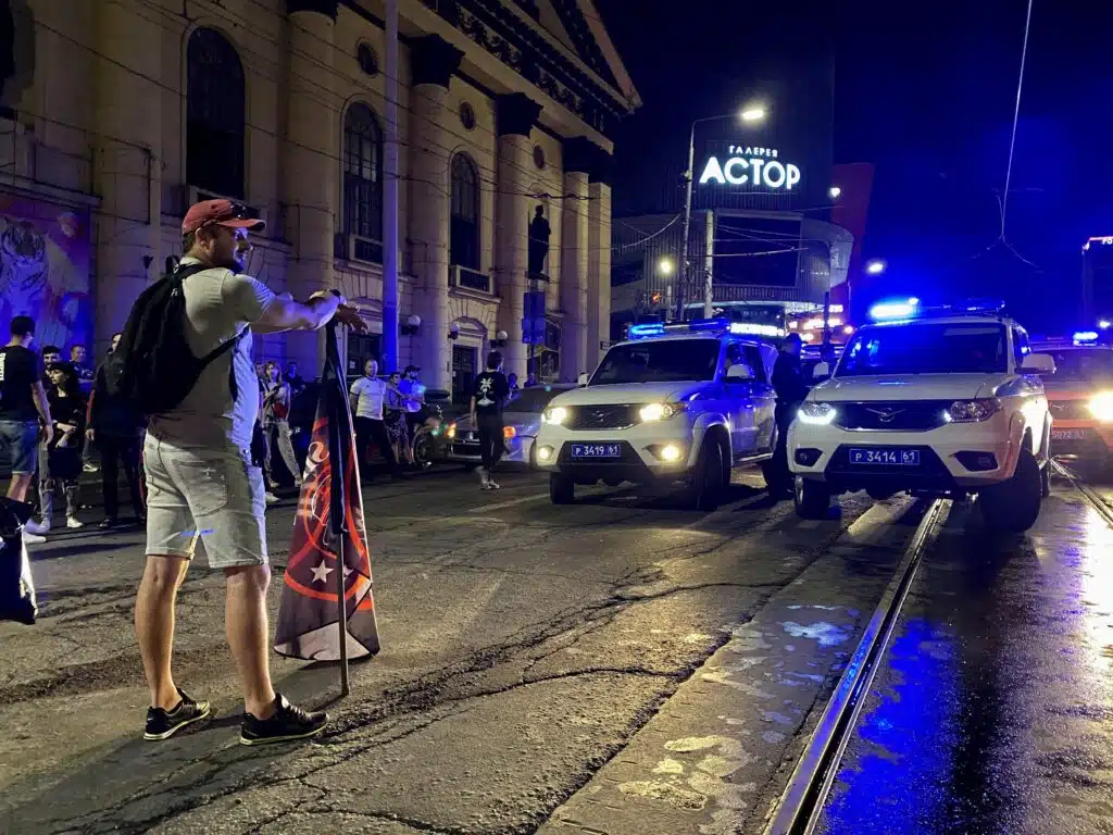 Rébellion de Prigojine, un homme de Rostov devant la police le 24 juin - Fargoh (pseudo Wikipédia) | Domaine public