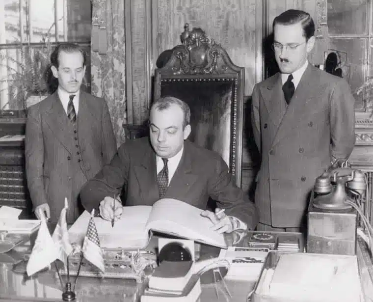 Saint-Exupéry à l'hôtel de Ville de Montréal, avec son éditeur Bernard Valiquette, à gauche, et le maire suppléant Paul Leblanc | Domaine public