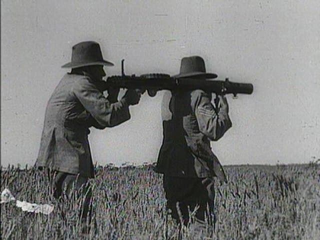 Soldats armés d’un minigun lors de la Guerre des émeus | Inconnu - Domaine Public
