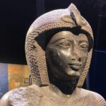 Statue de Ramsès II tenant le sceptre héqa (la crosse, un des symboles du pouvoir du pharaon) en granodiorite, Nouvel Empire, XIXe dynastie - Axelle V. | Creative Commons BY-SA 4.0