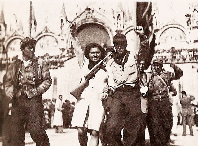 Partisan à Venise place Saint Maroc en 1945 - auteur inconnu | Domaine public