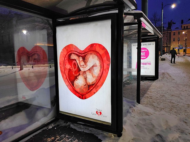 Affiche de la campagne anti-avortement de la Fondation pour l'enfance de Kornice à un arrêt de transport public à Bytom, en Pologne, 17/02/2021 | Creative Commons BY 3.0