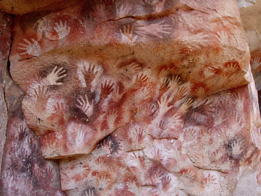 Mains dans la grotte de - La Cueva de las Manos, Argentine | Domaine public