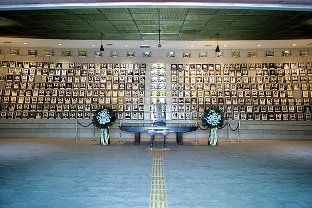 Photos des victimes du soulèvement dans le hall mémoriel du Cimetière national de Gwangju - Schlarpi | Domaine public