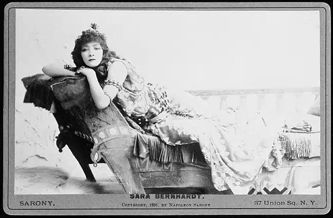 L'actrice française Sarah Bernhardt (1844-1923) en Cléopâtre - Napoléon Sarony | Domaine public
