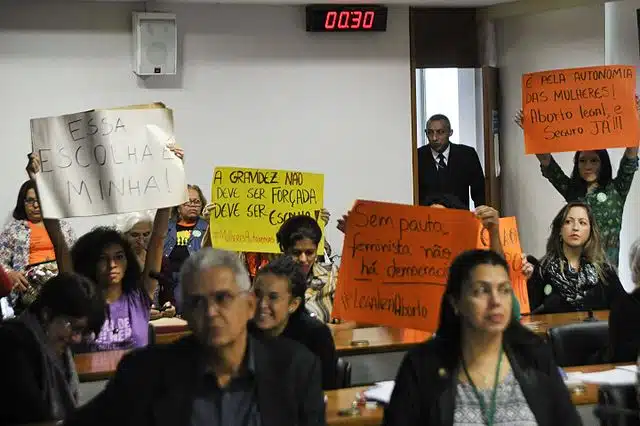 Manifestants en faveur de la légalisation de l'avortement lors d'une audition sur la réglementation de l'IVG - 28 avril 2016 | Creative Commons BY 2.0.