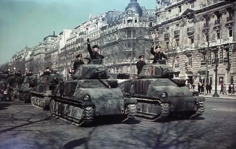 Parade de SOMUA S-35 capturés et réemployés par les Allemands - Herrmann, Ernst (Bundesarchiv, N 1576 Bild-007) | Creative Commons BY-SA 3.0 DE