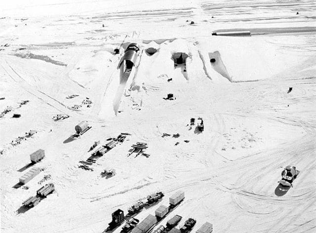Photo aérienne de la construction du Camp Century - US Army | Domaine public