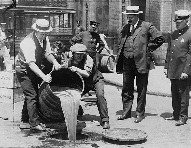 Saisie et destruction de tonneaux d'alcool aux Etats Unis au début des années 1920 - Auteur inconnu | Domaine public