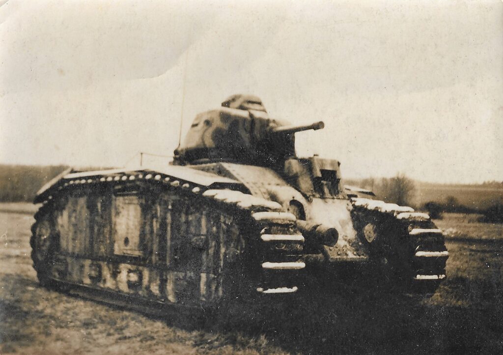 Un char B1 bis à Aubigny-sur-Nère en juin 1940 - André Lecolinet | Domaine public