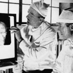 Walter J. Freeman et James W. Watts étudiant une radio afin de pratiquer une lobotomie | Harris A Ewing - Domaine Public
