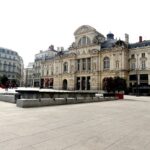 Vue sur le Grand Théâtre (en face) et sur les Galeries Lafayette ( à gauche) de la place du Ralliement - xorge | CC BY SA 2.0