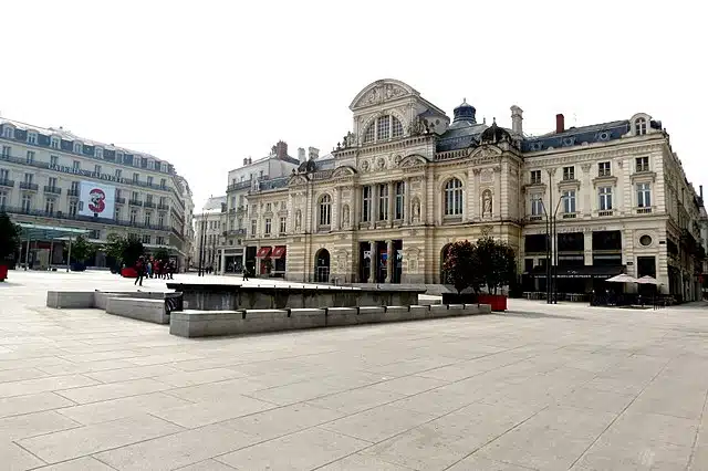 Vue sur le Grand Théâtre (en face) et sur les Galeries Lafayette ( à gauche) de la place du Ralliement - xorge | CC BY SA 2.0