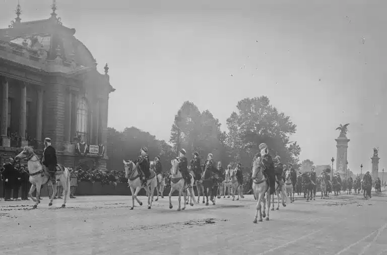 Défilé du 14 juillet 1930 à Paris : les caids algériens - Agence Rol | Domaine public