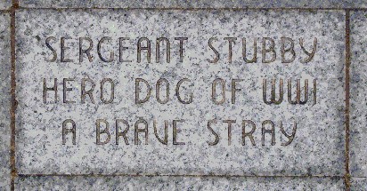 La plaque commémorative du sergent Stubby au Liberty Memorial | Jay Raj - Domaine Public