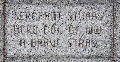 La plaque commémorative du sergent Stubby au Liberty Memorial | Jay Raj - Domaine Public