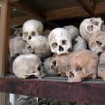 Les massacres ont laissé derrière eux de nombreux charniers dont les restes sont rassemblés dans des mausolées comme à Choeung Ek, devenu un lieu de commémoration des crimes des Khmers rouges - auteur inconnu | Domaine public