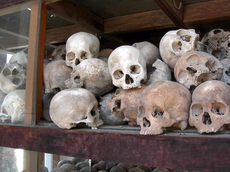 Les massacres ont laissé derrière eux de nombreux charniers dont les restes sont rassemblés dans des mausolées comme à Choeung Ek, devenu un lieu de commémoration des crimes des Khmers rouges - auteur inconnu | Domaine public