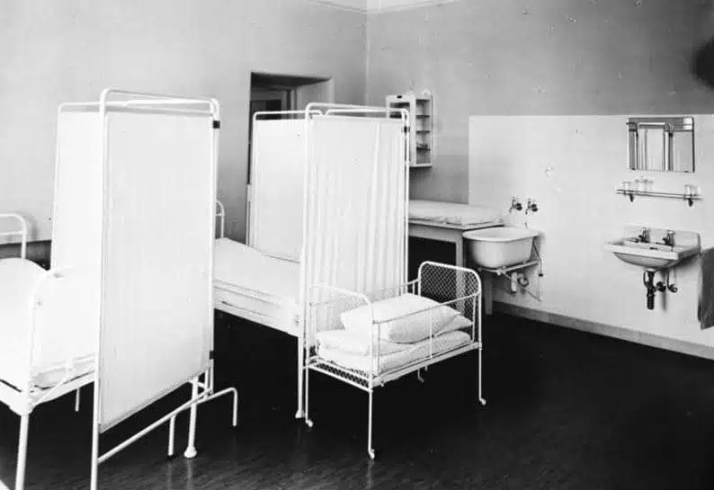Chambre réservé aux femmes ayant accouché dans un Lebensborn (1936)- GERMAN FEDRAL ARCHIVES | Domaine public