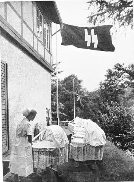 Infirmière dans un Lebensborn (1943)- GERMAN FEDERAL ARCHIVES | Domaine public