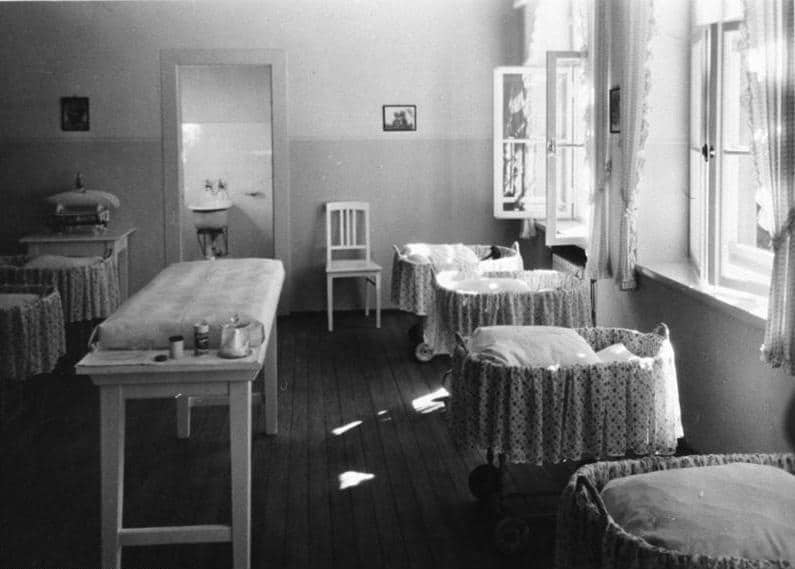 Chambre de bébé dans un Lebensborn (1936)- German Federal Archives | Domaine public