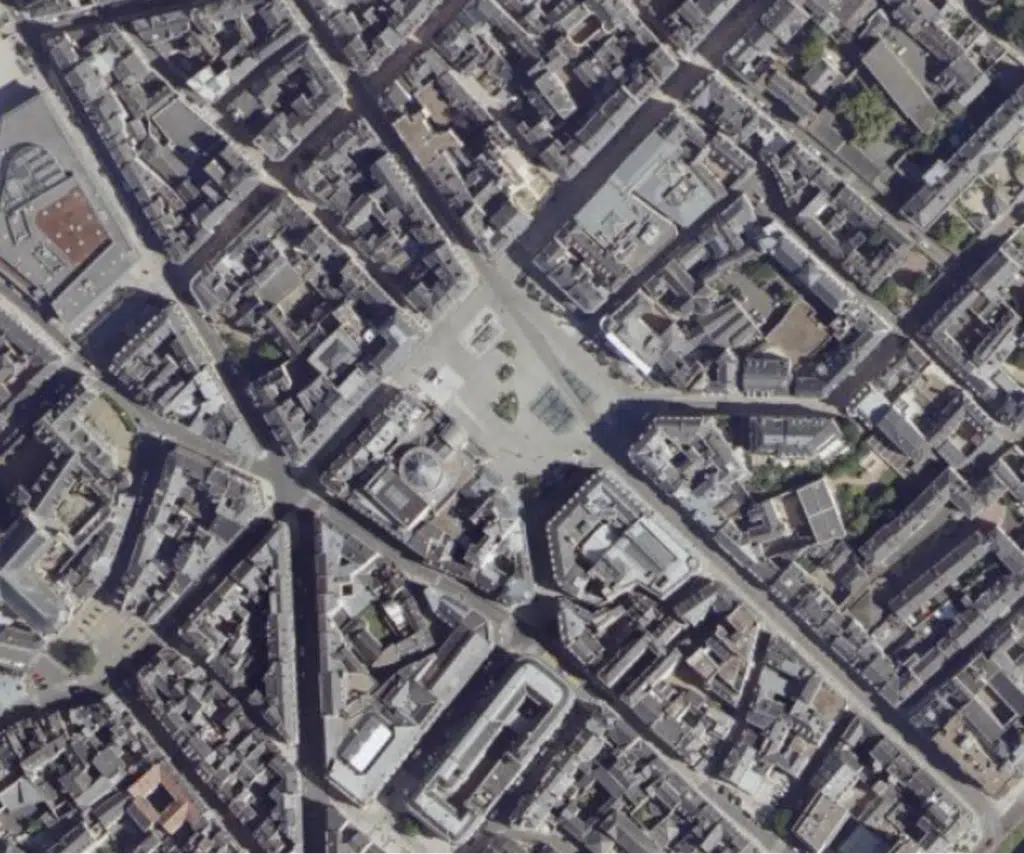 Vue aérienne de la place du Ralliement en 2020 - Géoportail - Domaine public