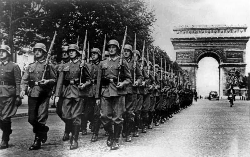 Soldats allemands paradant sur l'avenue des Champs-Élysées, le 14 juin 1940 - Auteur inconnu (Deutsches Bundesarchiv) | Creative Commons BY-SA 3.0