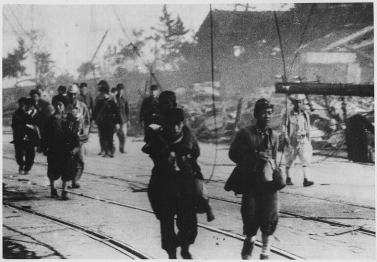 Survivants se déplaçant sur la route après le bombardement atomique de Nagasaki, Japon - Auteur inconnu (National Archives and Records Administration) | Domaine public