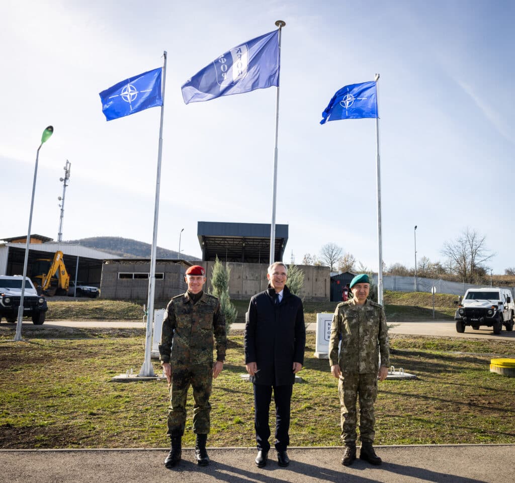 Visite au camp Nothing Hill de la KFOR. Le directeur de l'équipe de conseil et de liaison de l'OTAN au Kosovo, le général de brigade Ralf Hammerstein, le secrétaire général de l'OTAN Jens Stoltenberg et le commandant de la KFOR, le général de division Özkan Ulutaş - 20 novembre 2023 | NATO Gallery