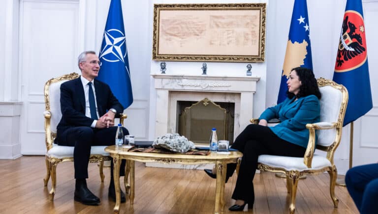 Le Secrétaire général de l'OTAN, M. Jens Stoltenberg, rencontre la présidente, Mme Vjosa Osmani, du Kosovo - 20 novembre 2023 | NATO Gallery