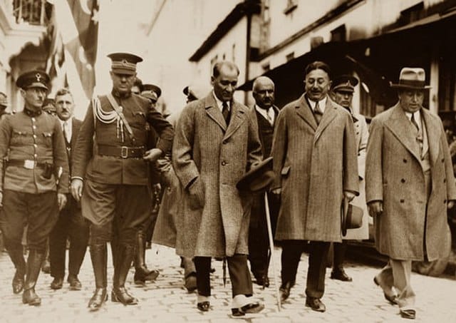 Le premier président de la république de Turquie, Mustafa Kemal Atatürk, marchant dans les rue de Samsun en Turquie.