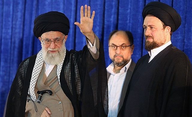 L'Ayatollah Ali Khamenei et Hassan Khomeini à l'occasion du 27e anniversaire de la mort de Ruhollah Khomeini / Mahmoud Hosseini, Creative Commons Attribution 4.0