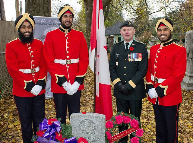 Cadets Sikh représentant le Collège militaire royal du Canada lors du service annuel du Jour du Souvenir sikh, qui se tient au cimetière de Mount Hope à Kitchener, en Ontario - Armyjunkie | Creative Commons Attribution-Share Alike 3.0