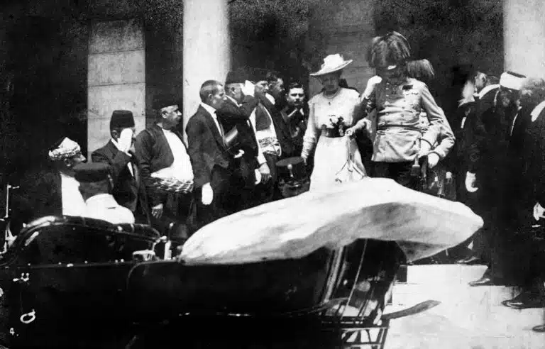 Départ de l'hôtel de ville, cinq minutes avant l'assassinat, scène immortalisée par le photographe de la cour autrichienne Carl Pietzner | Domaine public