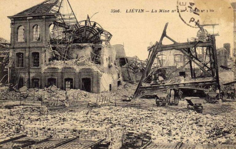 Exemple de destruction d’outillage industriel à la fosse no 1 - 1 bis - 1 ter de la Compagnie des mines de Liévin - Auteur inconnu | Domaine public
