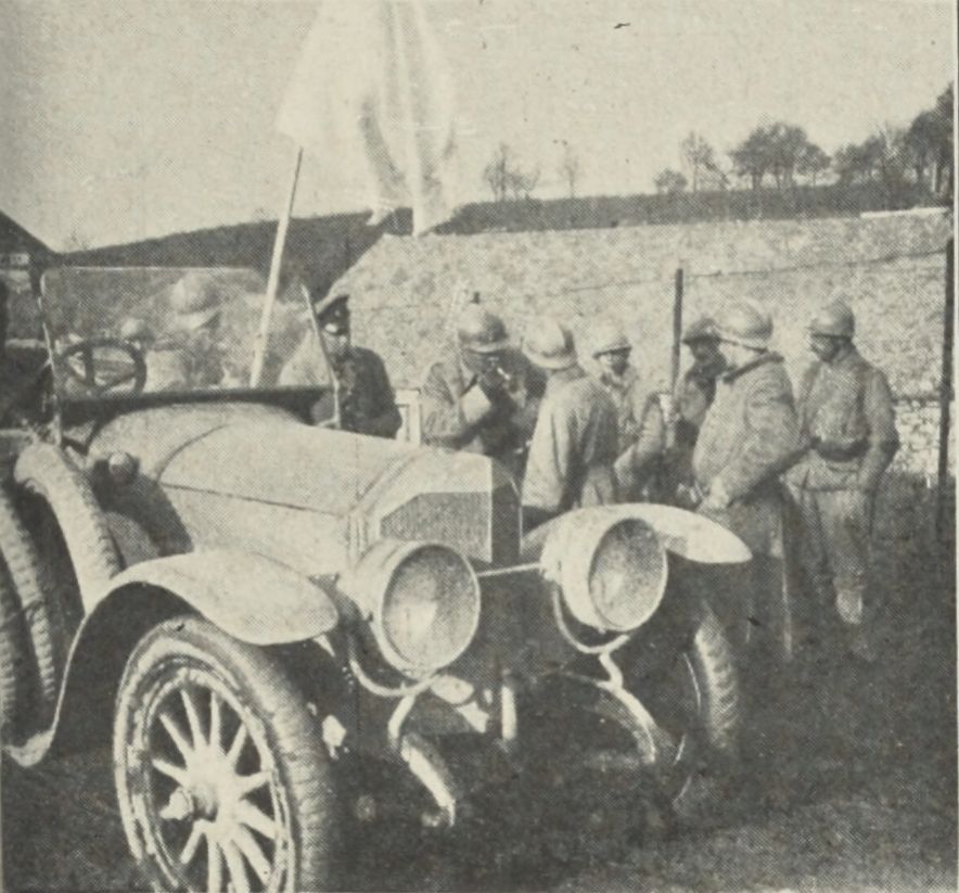 La voiture des plénipotentiaires allemands le 7 novembre 1918, entourée de chasseurs du 19e bataillon - Auteur inconnu, via commandant Ducornez & medecin-major Groc | (Galica BnF) Domaine public
