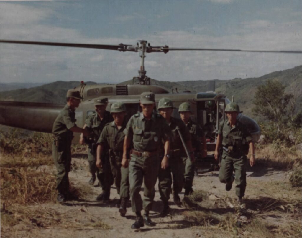 MG Sun-Min Chung, arrive au camp du 26e régiment d'infanterie en UH-1D, 24 août 1968 - NARA photo 111-CCV-534-CC50886 by SP5 Dennis D. Connell | Domaine public