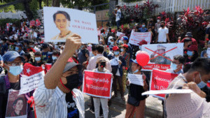 Manifestation de la population birmane contre la junte militaire le 9 février 2021 - Auteur inconnu | Domaine public