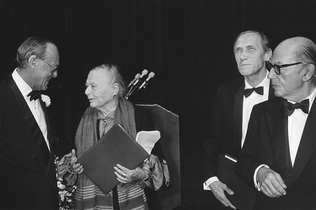 Marguerite Yourcenar recevant le prix Érasme pour sa participation à la diffusion de la culture européenne, le 27 octobre 1983 | Domaine public