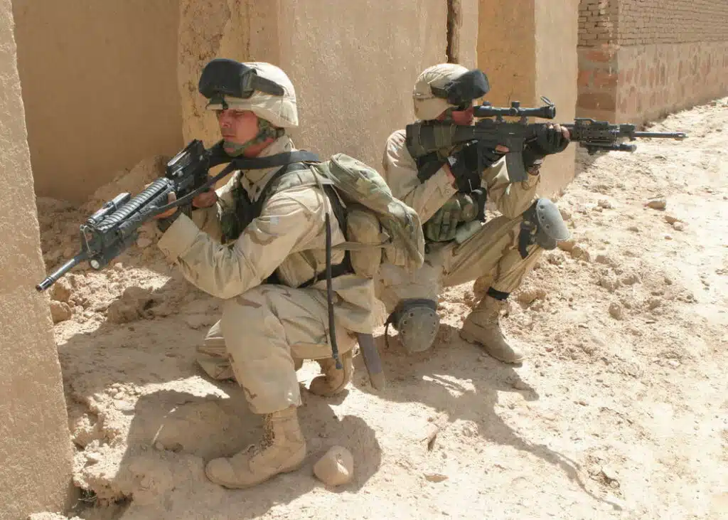 Marines du 6e régiment de Marines des États-Unis portant des DCU en 2004; l'USMC a utilisé le DCU en avril 2005 au plus tard - Corps des Marines des États-Unis | Domaine public