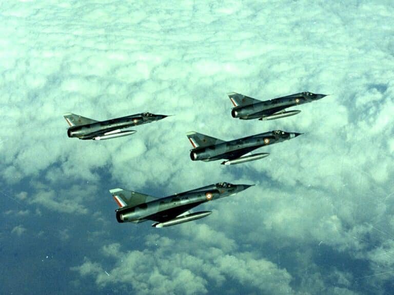 Quatre Mirage IIIE de l'Armée de l'Air française de l'Escadron de chasse 1/13 "Artois" en vol au-dessus de la base aérienne de Bitburg, en Allemagne, lors de l'exercice "Bold Stand 70", le 14 avril 1970 - Staff Sgt. Robert C. Leach, U.S. Air Force | Domaine public