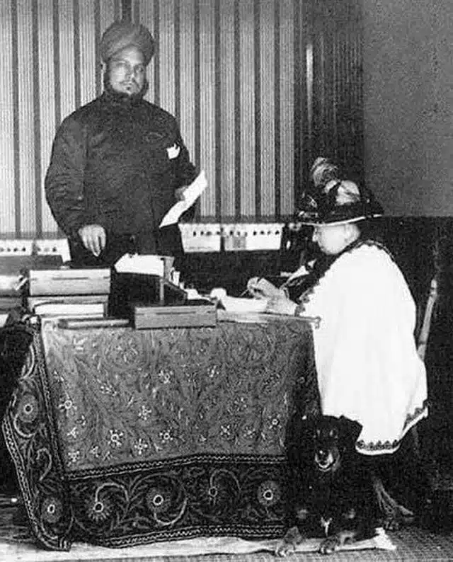 Queen Victoria et Abdul Karim - Robert Milne en 1897 | Domaine public