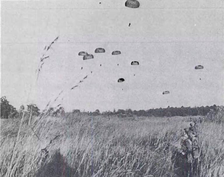 Seconde vague de parachutistes français largués à l'aube du 20 mai 1978 - Odom, Thomas P. | Domaine public